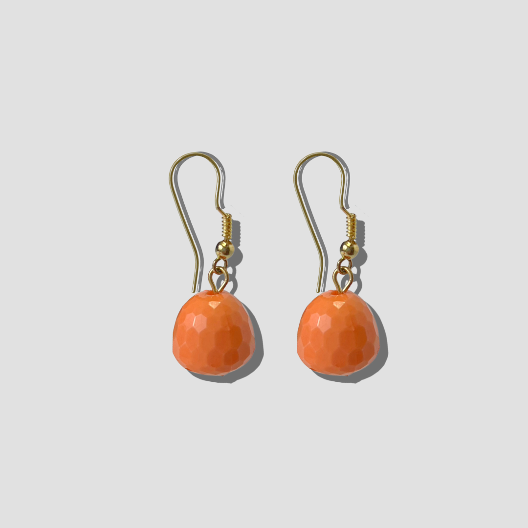 Collar en capas con cuentas naranjas y aretes colgantes