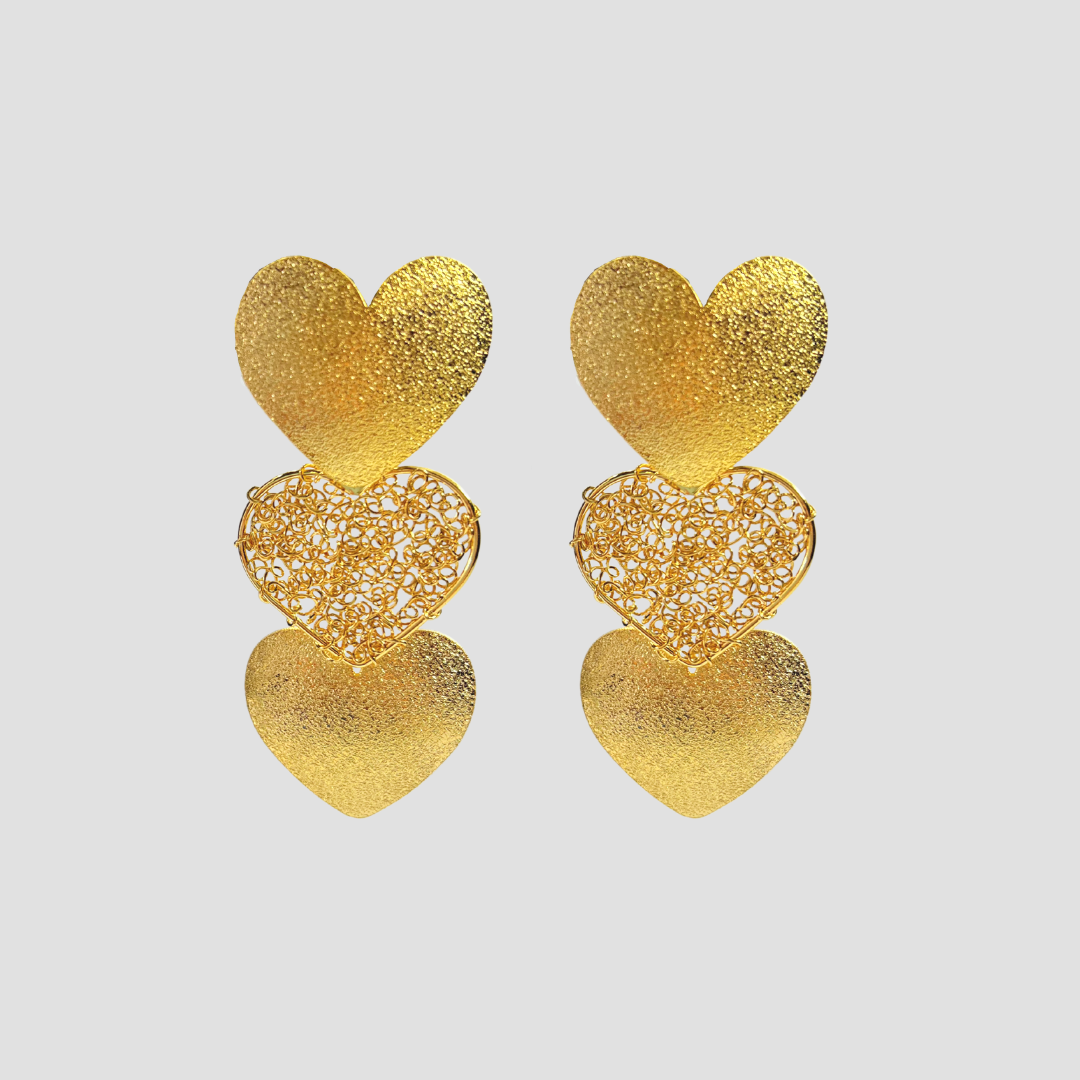 Aretes colgantes de corazones dorados