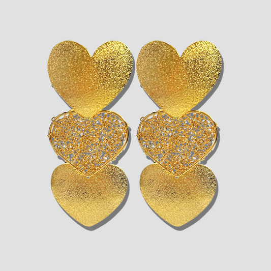 Aretes colgantes de corazones dorados